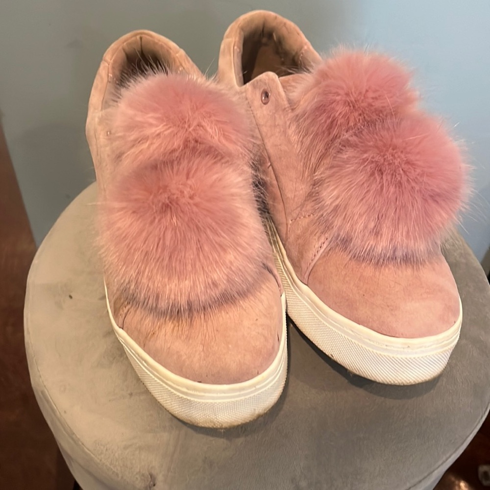Sam Edelman women’s shoes with poofs! Super fun sneaker! Size 9.5